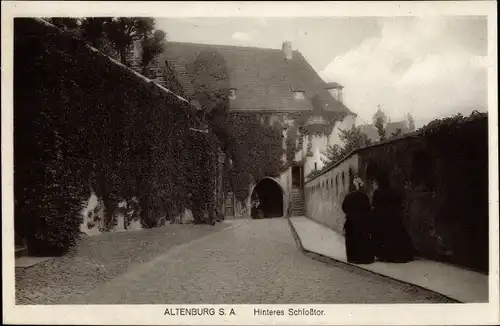 Ak Altenburg in Thüringen, Partie am Schloss mit Blick auf das hintere Schlosstor, spazierende Damen