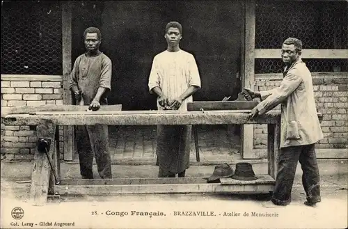 Ak Brazzaville Franz. Kongo, Atelier de Menuiserie, Zimmermänner an einer Werkbank