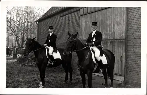 Foto Ak Fuchsjagd 1949, Schnappschuss, Jagdherrn, Reiter, Pferde