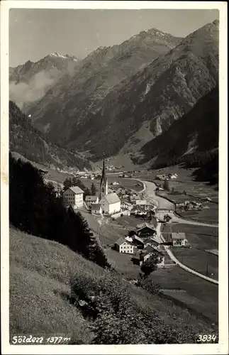 Ak Sölden in Tirol, Stadtpanorama mit Gebirge, Talansicht