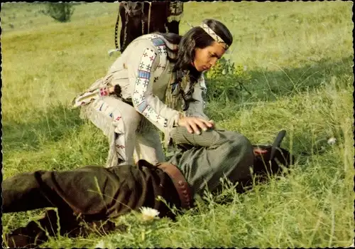 Ak Schauspieler Pierre Brice als Winnetou, Filmszene aus Unter Geiern, Indianer