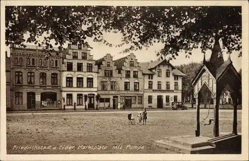 Ak Friedrichstadt an der Eider, Partie am Marktplatz mit Pumpe, Buchhandlung