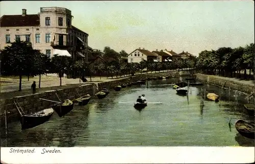 Ak Strömstad Schweden, Flusspartie mit Teilansicht der Stadt