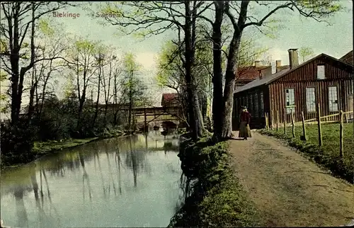 Ak Blekinge Schweden, Wasserpartie, Holzhaus, Brücke