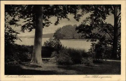 Ak Eutin in Ostholstein, Partie im Schlossgarten mit Blick zum See