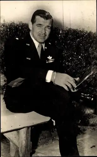 Ak Schauspieler Clark Gable, Sitzportrait in Uniform