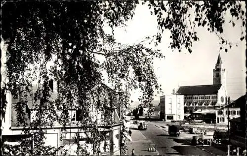 Ak Hirson Aisne, Place Jean Mermoz, Straßenpartie, Kirche