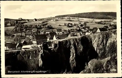 Ak Altenberg im Osterzgebirge, Blick auf den Ort mit Umgebung, Abhang