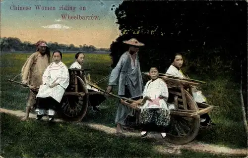 Ak China, Chinese women riding on wheelbarrow, Chinesinnen auf eine, Radkarren