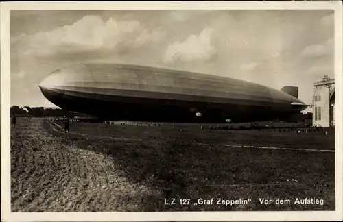 Ak Luftschiff LZ 127, Graf Zeppelin, Über einem Feld schwebend