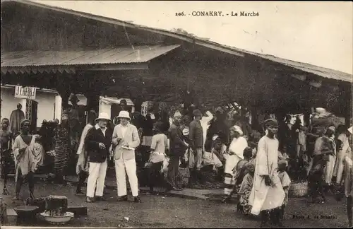 Ak Konakry Conakry Guinea, Le Marché, Partie am Markt