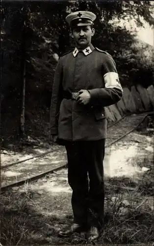 Foto Ak Deutscher Sanitäter in Uniform, Schirmmütze, Armbinde, I. WK