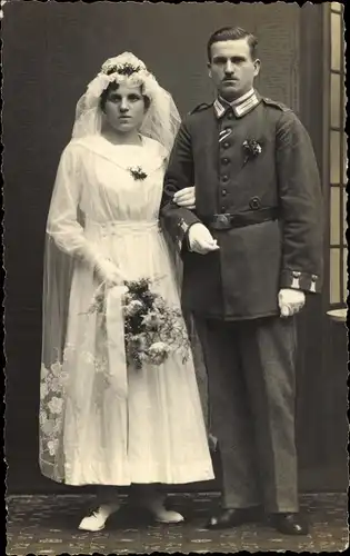 Foto Ak Deutscher Soldat in Uniform, Hochzeitsfoto, Brautkleid, Brautstrauß