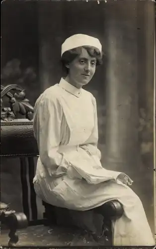 Foto Ak Englische Krankenschwester in Dienstuniform, Sitzportrait, I. WK
