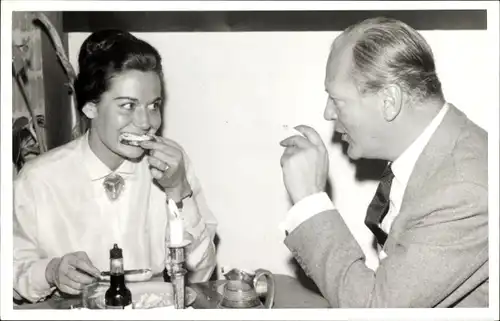 Foto Ak Schauspieler Curd Jürgens, Portrait bei einem Essen, Zigarette rauchend