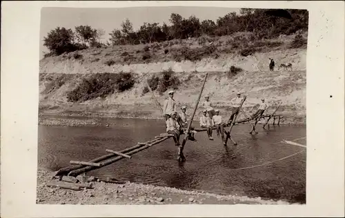Foto Ak Bulgarische Pioniere, Provisorische Holzbrücke über einen Fluss, I. WK