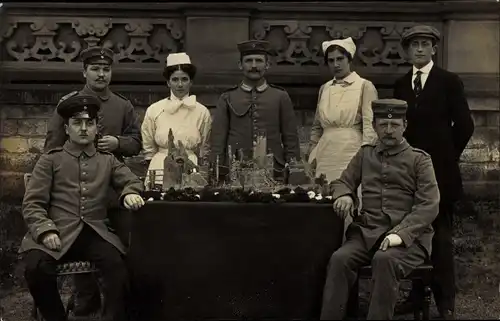 Foto Ak Deutsche Soldaten in Uniformen, Modellbau, Krankenschwestern, I. WK