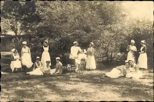 Foto Ak Krankenschwestern in Dienstuniformen, Portrait im Garten