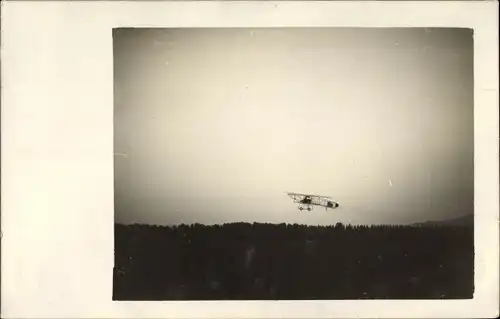 Foto Ak Doppeldecker im Flug, Biplan, Flugpioniere