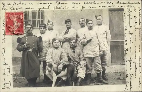 Foto Ak Französische Soldaten in der Freizeit, Gruppenbild mit Hund, Uniform