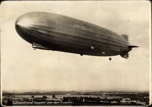 Ak Luftschiff Graf Zeppelin über dem Flugplatz, LZ 127