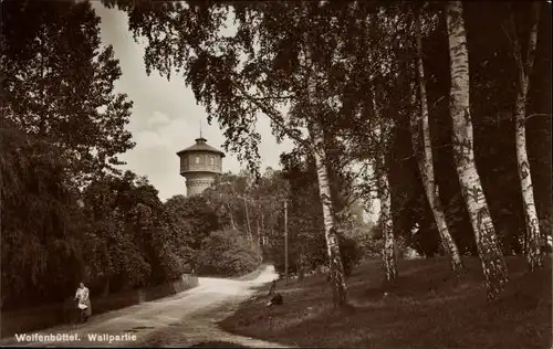 Ak Wolfenbüttel in Niedersachsen, Partie am Wall mit Blick auf den Wasserturm, Frau mit Kinderwagen