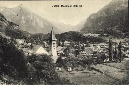 Ak Meiringen Kt. Bern Schweiz, Stadtpanorama, Gebirgskette, Glockenturm