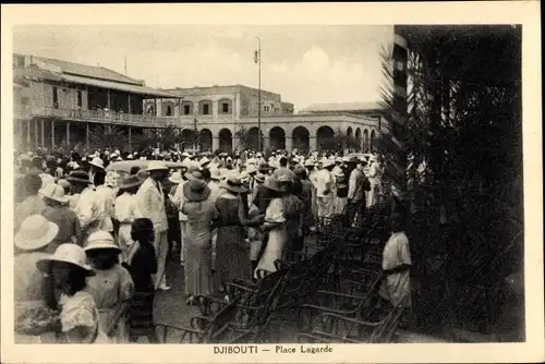 Ak Djibouti Dschibuti, Place Lagarde, Teilansicht der Stadt, Menschenmenge, Europäer