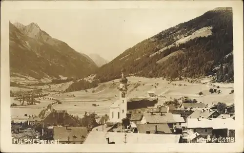 Ak Fulpmes in Tirol, Blick auf den Ort, Kirchturm, Felder, Wald, Berge