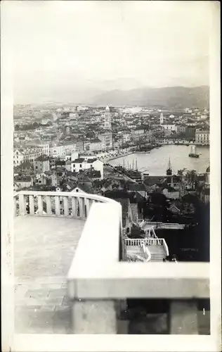 Foto Ak Split Kroatien, Aussicht über die Stadt, Terrasse, Hafen