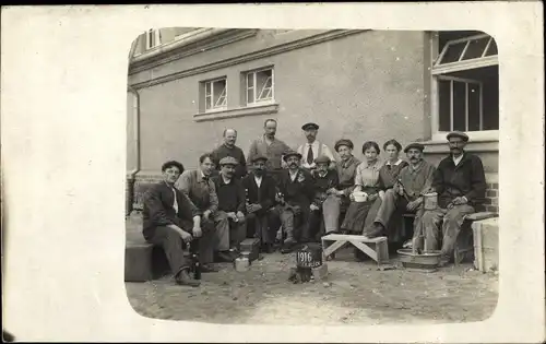 Foto Ak Sachsen, Arbeiter bei einer Pause, Flaschenbier