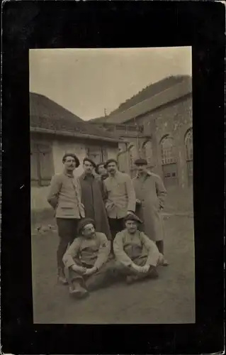 Foto Ak Hermsdorf Hohe Börde, Franzosen vor einem Gebäude