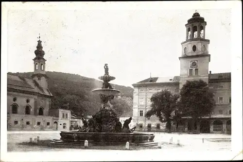 Ak Salzburg in Österreich, Residenzplatz mit Residenzbrunnen, Glockenspielturm