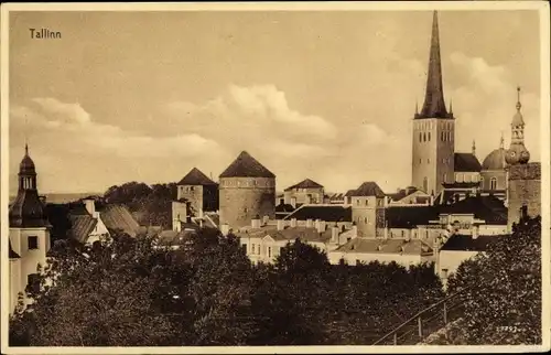 Ak Tallinn Reval Estland, Teilansicht, Blick über die Dächer der Stadt, Türme