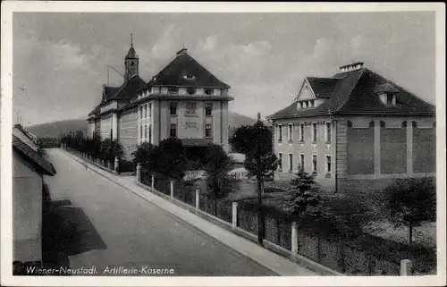 Ak Wiener Neustadt Niederösterreich, Artillerie Kaserne, Straßenansicht