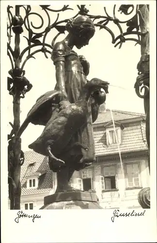 Foto Ak Göttingen in Niedersachsen, Blick auf die Gänseliesel vom Gänselieselbrunnen