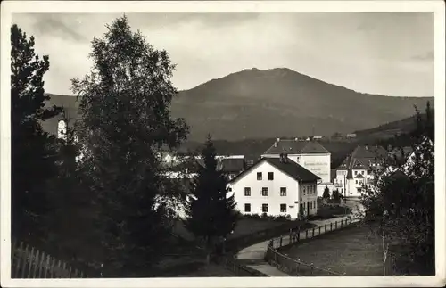 Ak Bayerisch Eisenstein im Kreis Regen Niederbayern, Warenhaus Adrian Uhl, Arber, Panorama vom Ort