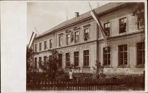 Foto Ak Berthelsdorf Weißenborn im Erzgebirge, Schule mit Beflaggung