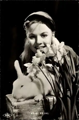 Ak Schauspielerin Heidi Brühl, Portrait mit Osterglocken und Kaninchen