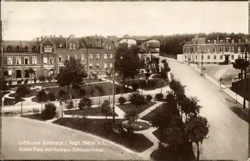 Ak Schöneck im Vogtland Sachsen, Albert Platz mit Kurhaus Schützenhaus, Straßenpartie