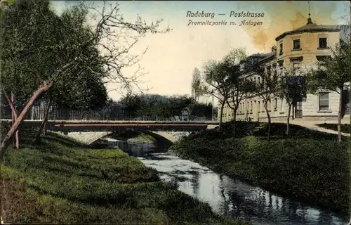 Ak Radeburg in Sachsen, Partie an der Poststraße mit Blick auf eine Brücke über die Promnitz