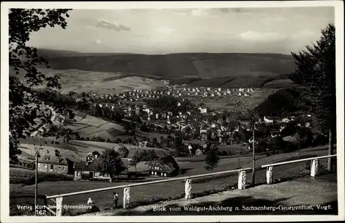 Ak Sachsenberg Georgenthal Klingenthal im Vogtland, Blick vom Waldgut auf dem Aschberg zum Ort