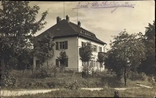 Foto Ak Bad Reiboldsgrün Auerbach im Vogtland, Blick über einen Weg und Wiesen auf ein Wohnhaus