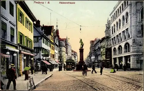 Ak Freiburg im Breisgau Baden Württemberg, Partie an der Kaiserstraße mit Blick auf ein Denkmal