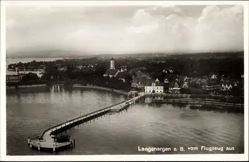 Ak Langenargen im Bodenseekreis Baden Württemberg, Fliegeraufnahme vom Ort und Hafen