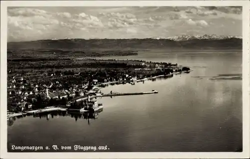 Ak Langenargen im Bodenseekreis Baden Württemberg, Fliegeraufnahme vom Ort mit Blick auf die Berge