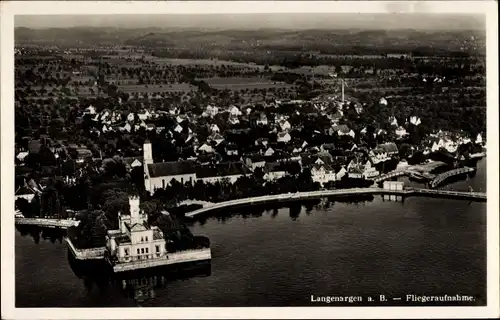 Ak Langenargen im Bodenseekreis Baden Württemberg, Fliegeraufnahme vom Ort und Seeufer