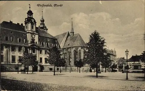 Ak Weißenfels im Burgenlandkreis, Partie am Markt mit Blick auf das Rathaus und die Kirche