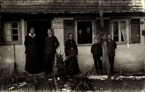 Foto Ak J. Brechtel Schuhmacher, Gruppenportrait vor der Werkstätte