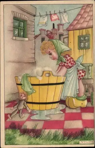 Künstler Ak Links, Karel L., Frau wäscht Wäsche im Waschzuber, Puppe, Holzschuhe
